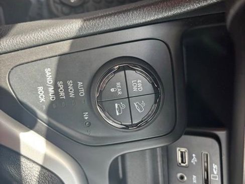 Used 2015 Jeep Cherokee Trailhawk w/ Comfort/Convenience Group AWD/4WD image 34