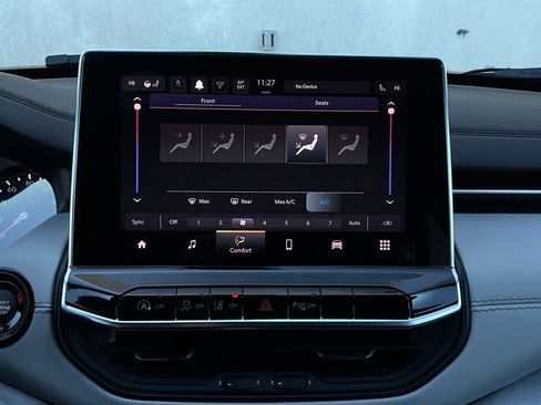 Used 2025 Jeep Compass Limited image 31