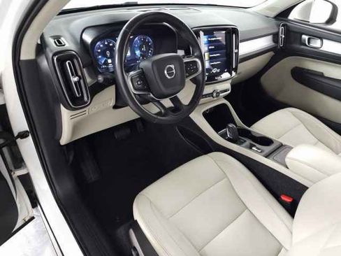 Used 2021 Volvo XC40 T5 Momentum image 17