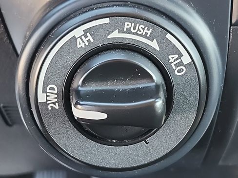 Used 2022 Nissan Titan SV image 8