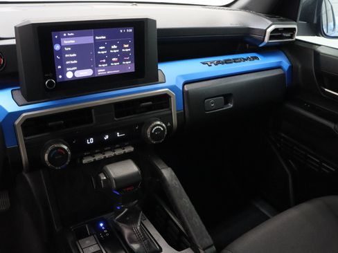 Certified 2025 Toyota Tacoma TRD Off-Road AWD/4WD image 15