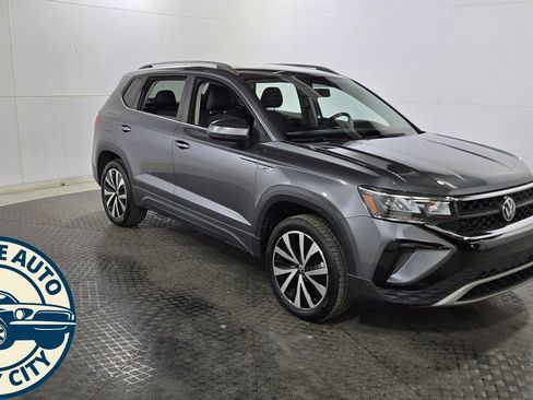 Used 2022 Volkswagen Taos SE FWD image 1