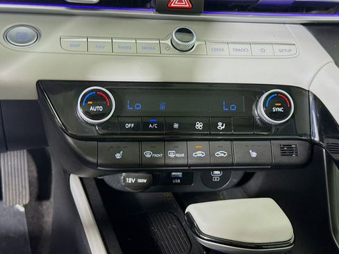Certified 2025 Hyundai Elantra Limited FWD image 10