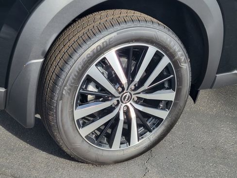 New 2025 Nissan Pathfinder Platinum image 3