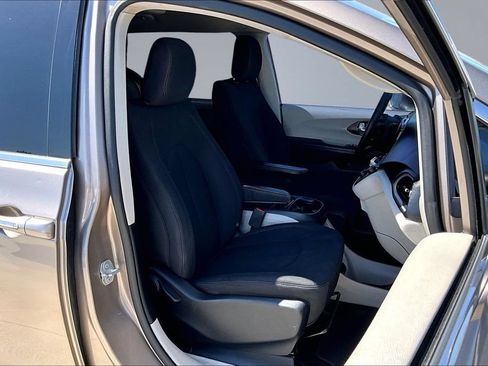 Used 2018 Chrysler Pacifica Touring Plus w/ Tire & Wheel Group FWD image 16