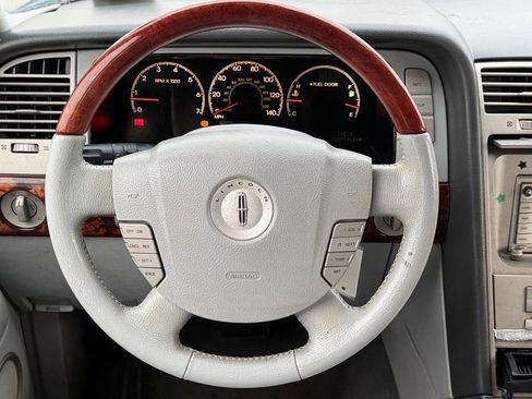 Used 2006 Lincoln Navigator Luxury image 17