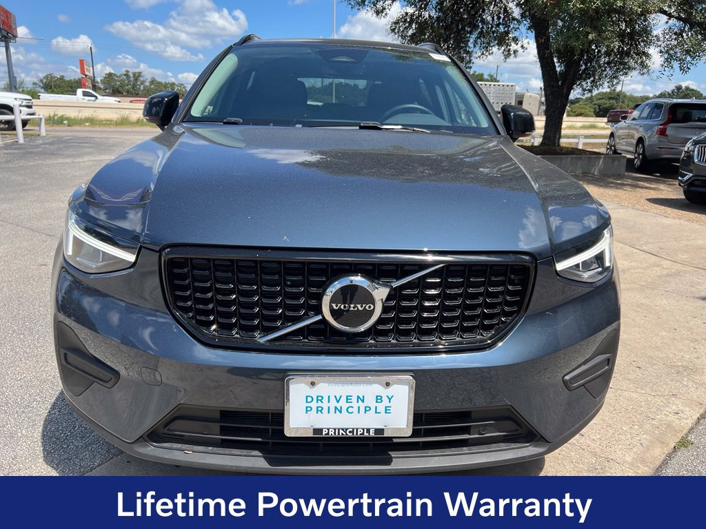 Certified 2026 Volvo XC40 B4 Core FWD image 2