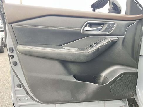 Used 2021 Nissan Rogue Platinum image 12