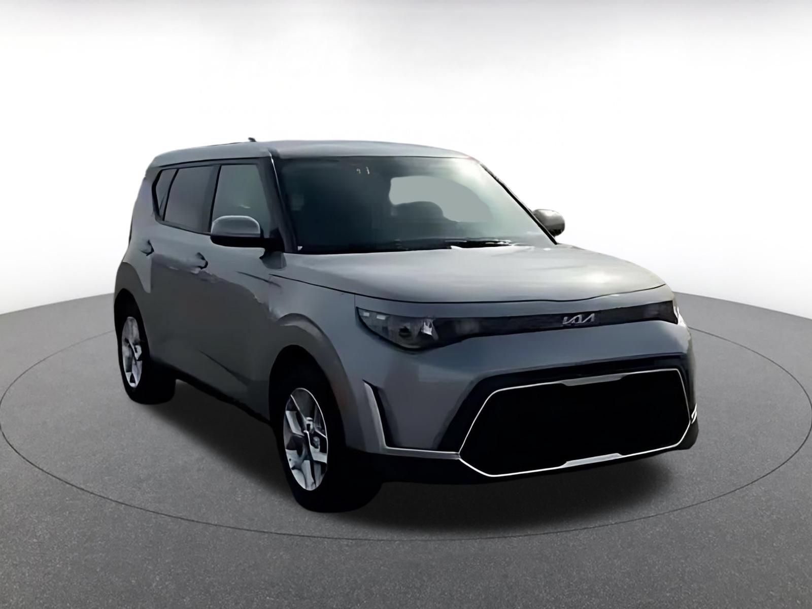 Used 2025 Kia Soul LX w/ LX Technology Package FWD image 2