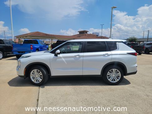 Used 2024 Mitsubishi Outlander ES image 4