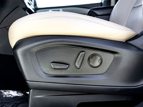 Used 2024 Ford Explorer Limited image 12