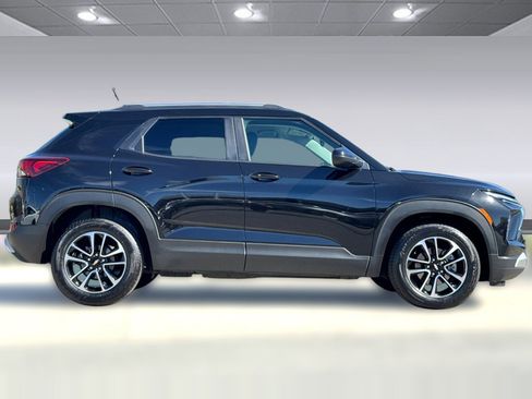 Used 2025 Chevrolet TrailBlazer LT image 2