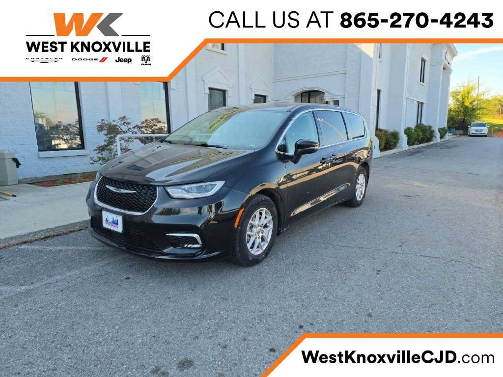 Used 2023 Chrysler Pacifica Touring-L FWD image 1