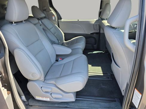 Used 2017 Toyota Sienna XLE Premium FWD image 31