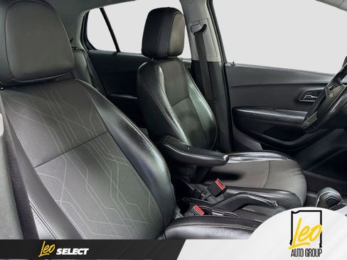 Used 2019 Chevrolet Trax LT w/ Redline Edition FWD image 28