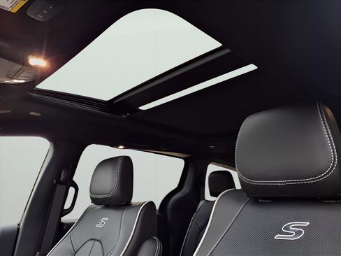 New 2026 Chrysler Pacifica Limited image 12