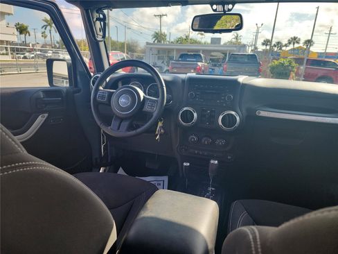 Used 2015 Jeep Wrangler Unlimited Sahara w/ Connectivity Group image 28