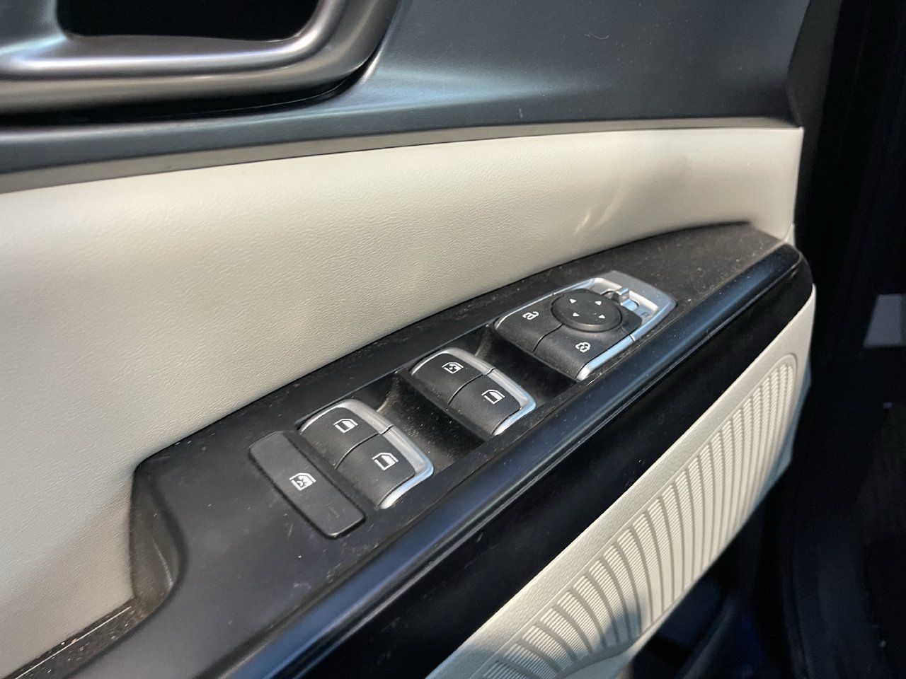 Used 2024 Kia Carnival LX FWD image 12