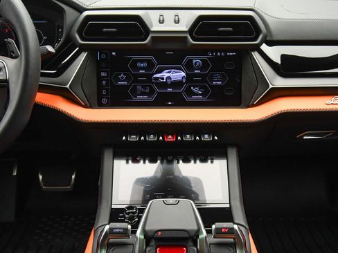 Used 2025 Lamborghini Urus SE image 41