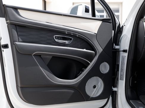 Certified 2023 Bentley Bentayga Extended Wheelbase AWD/4WD image 17