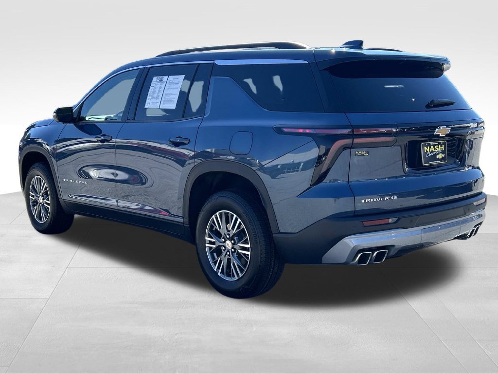 Used 2024 Chevrolet Traverse LT w/ Trailering Package FWD image 5