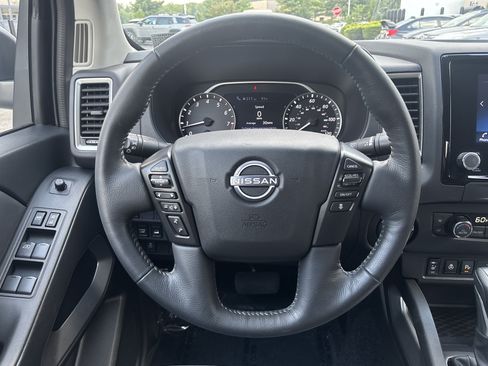 Used 2022 Nissan Frontier SV AWD/4WD image 3