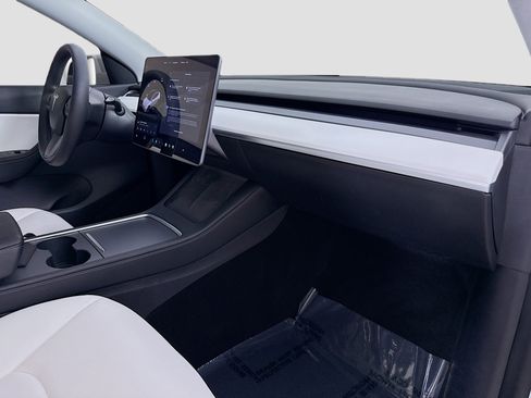 Used 2021 Tesla Model Y Long Range image 32