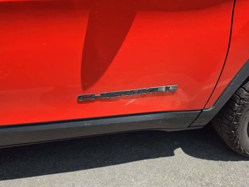 Used 2021 Jeep Cherokee Latitude Plus AWD/4WD image 10