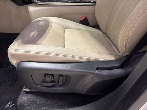 Used 2023 Land Rover Range Rover Velar R-Dynamic S image 13