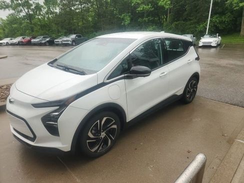 Used 2023 Chevrolet Bolt LT w/ Infotainment Package FWD image 1