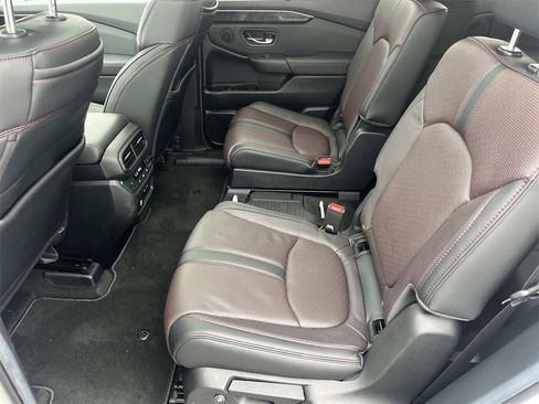 Used 2025 Honda Pilot Black Edition image 16