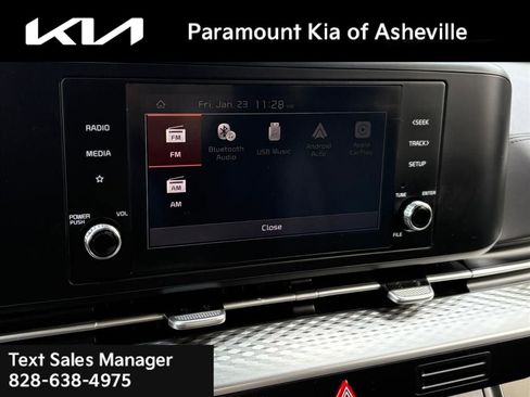 Used 2024 Kia Carnival LX image 11