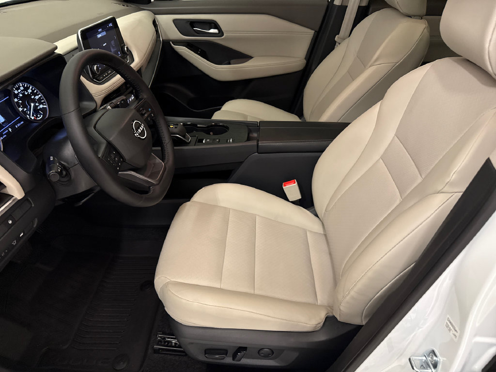 Used 2026 Nissan Rogue Dark Armor FWD image 18