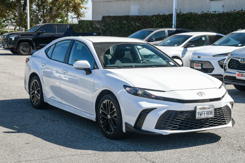 Used 2026 Toyota Camry SE AWD/4WD image 3