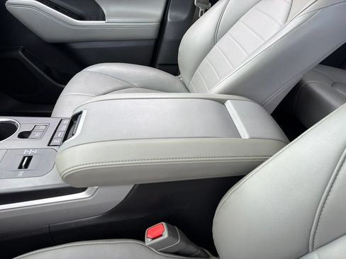 Used 2020 Toyota Highlander XLE FWD image 13