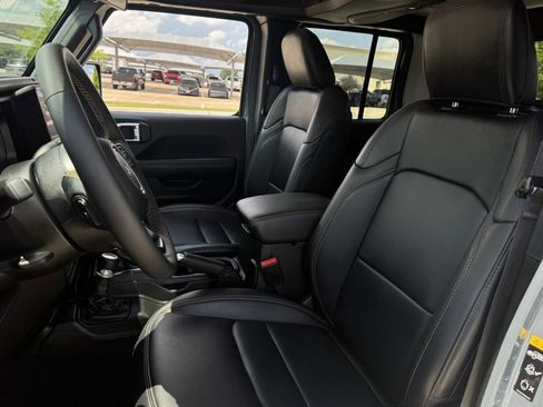 Used 2025 Jeep Gladiator Mojave AWD/4WD image 26