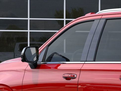 New 2025 Chevrolet Suburban Premier image 12