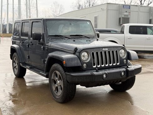 Used 2017 Jeep Wrangler Unlimited Sahara w/ Connectivity Group image 4