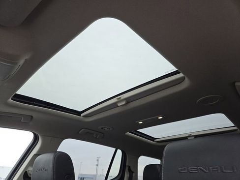 Used 2023 GMC Acadia Denali w/ Denali Ultimate Package image 3