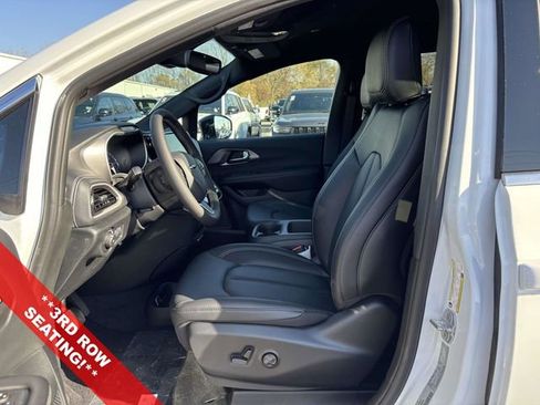 New 2026 Chrysler Pacifica Select image 3