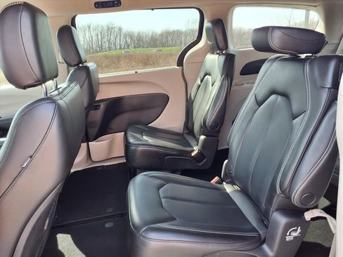 Used 2023 Chrysler Pacifica Touring-L image 30