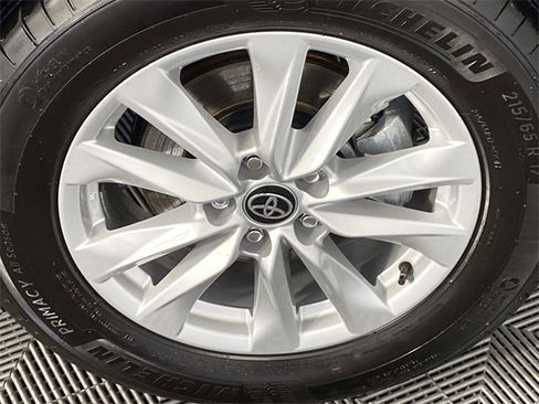 Used 2025 Toyota Corolla Cross LE image 29