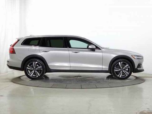 Used 2025 Volvo V60 B5 Cross Country Plus image 11