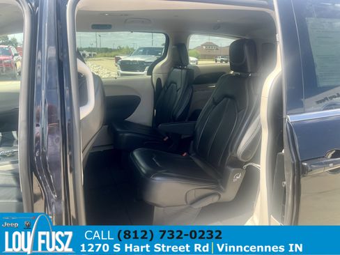 Used 2024 Chrysler Pacifica Touring-L FWD image 10