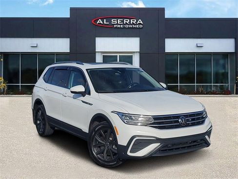 Certified 2024 Volkswagen Tiguan SE image 1