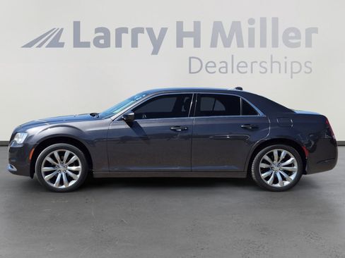 Used 2018 Chrysler 300 Touring L RWD image 2