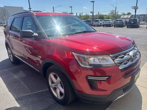 Used 2018 Ford Explorer XLT image 2