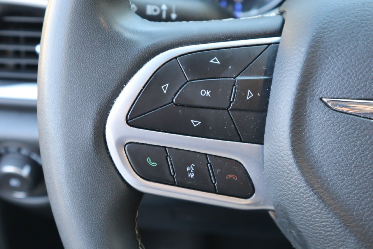 Used 2025 Chrysler Pacifica Select FWD image 13