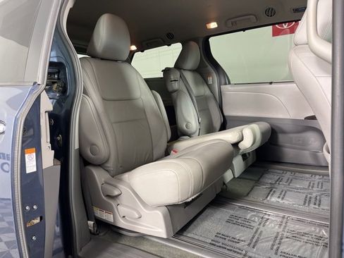 Used 2016 Toyota Sienna XLE image 31