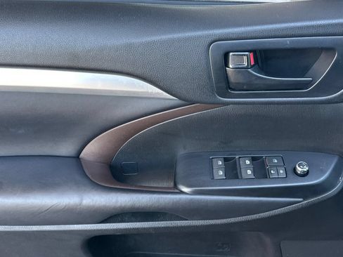 Used 2018 Toyota Highlander Plus AWD/4WD image 10
